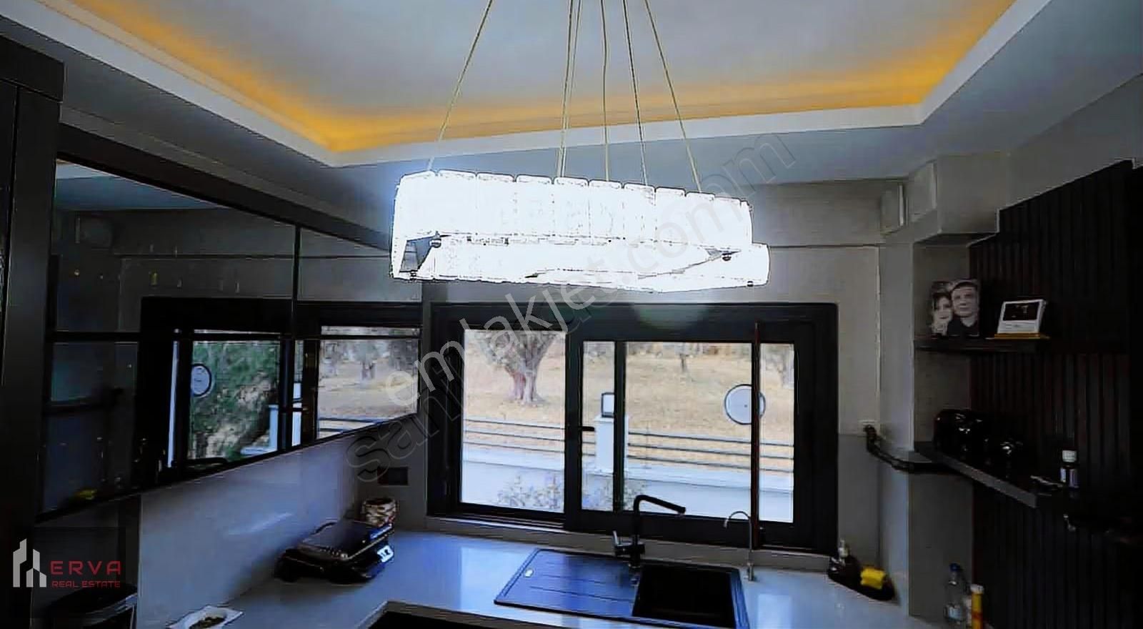 Urla İskele'de Deniz Manzaralı Tripleks Eşyalı Villa - Görsel 33