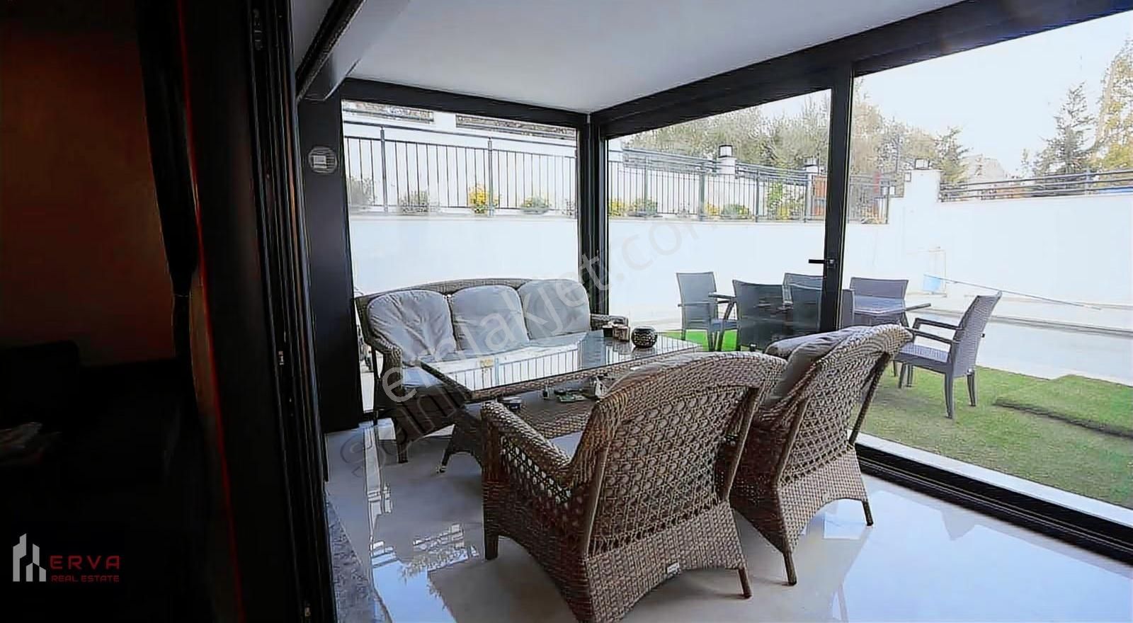 Urla İskele'de Deniz Manzaralı Tripleks Eşyalı Villa - Görsel 26