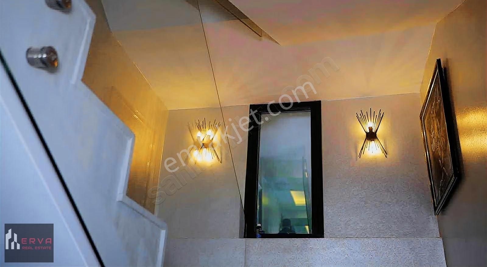 Urla İskele'de Deniz Manzaralı Tripleks Eşyalı Villa - Görsel 12