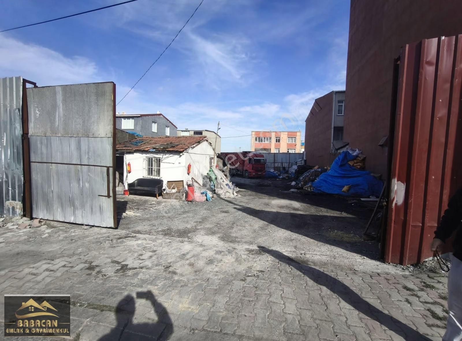 Sahintepede Kiralik 1000 M2 Arsa Ve İcinde Yapi Mevcut