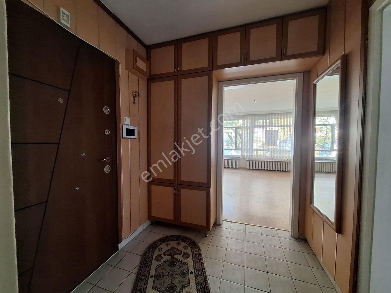 Bahçelievler'de 3+1 Ara Katta, Ön Cephe, Kapalı Balkonlu - Görsel 3