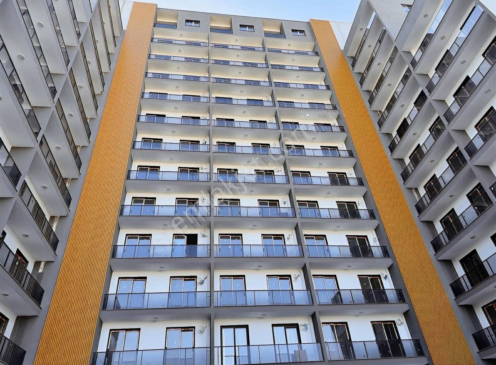 Real Center\\tınaztepe Kampüs Karşısı Havuzlu Site İçi 1+1