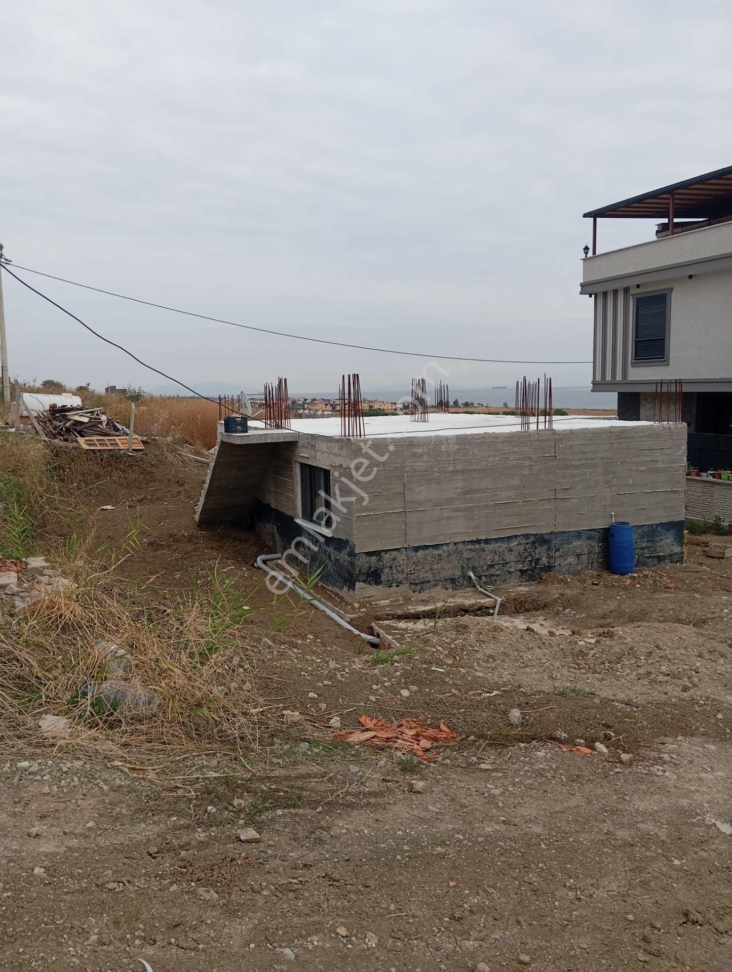 Mükemmel. Deniz Ayağınızın Altında.ilk Katı Yapılmış Dubleks Ve Arsası.