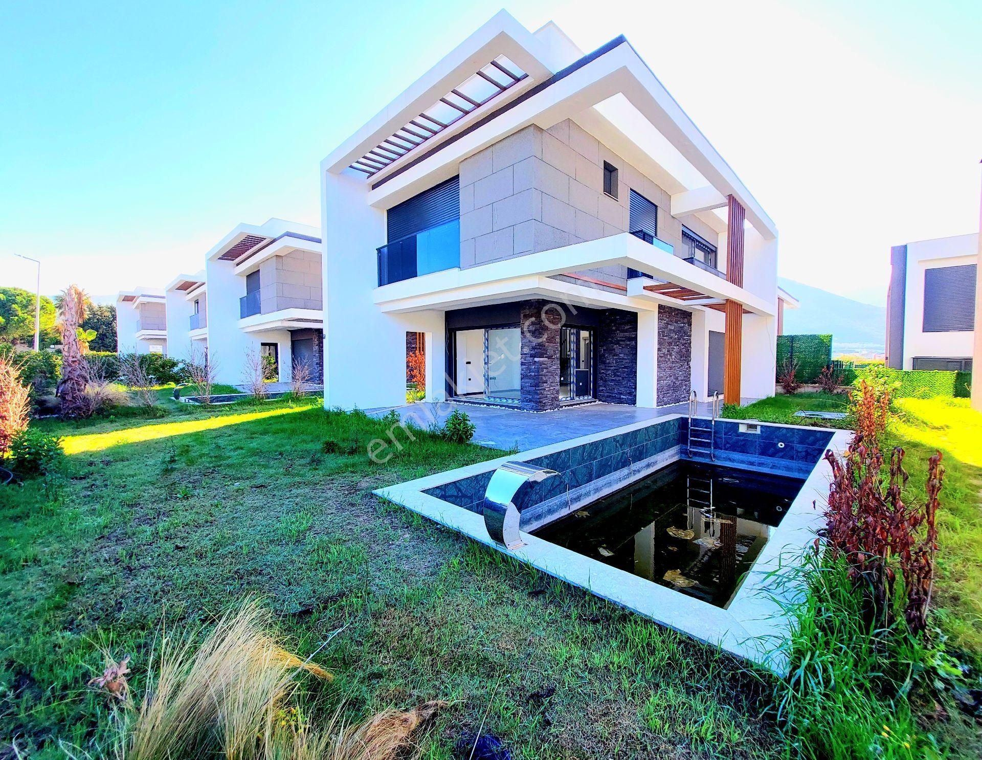 Kuşadasında Plaja Yakın Özel Havuzlu Tek Müstakil 4+1 Sıfır Villa