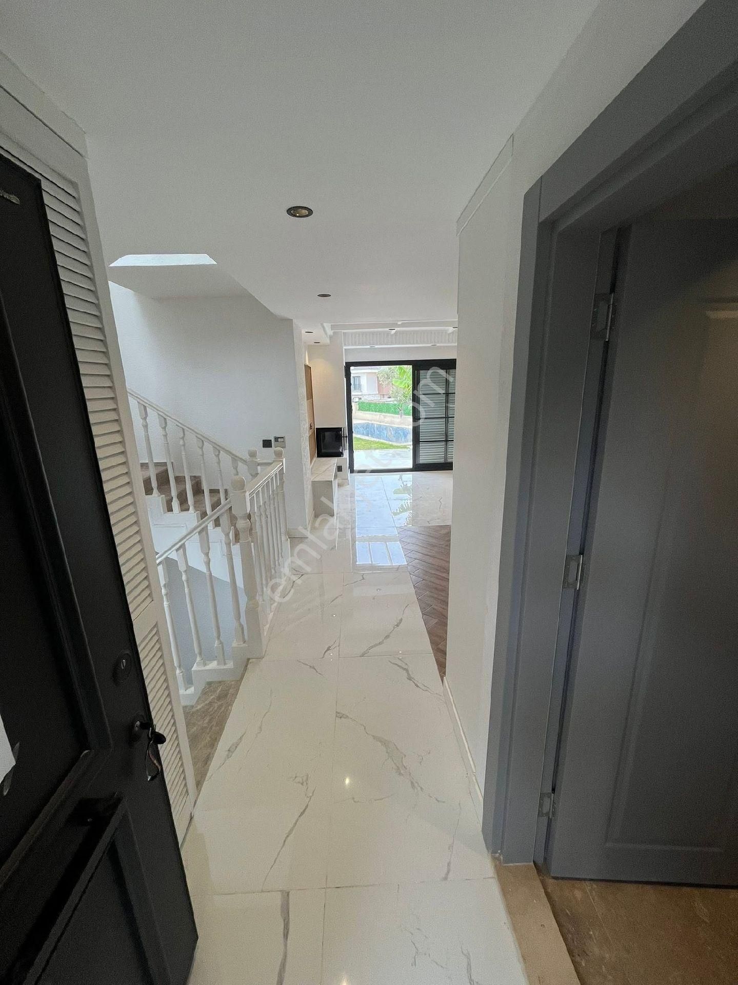 Kuşadasında Avm'lere Yakın Özel Havuzlu Hamamlı Saunalı 4+1 Villa - Görsel 27