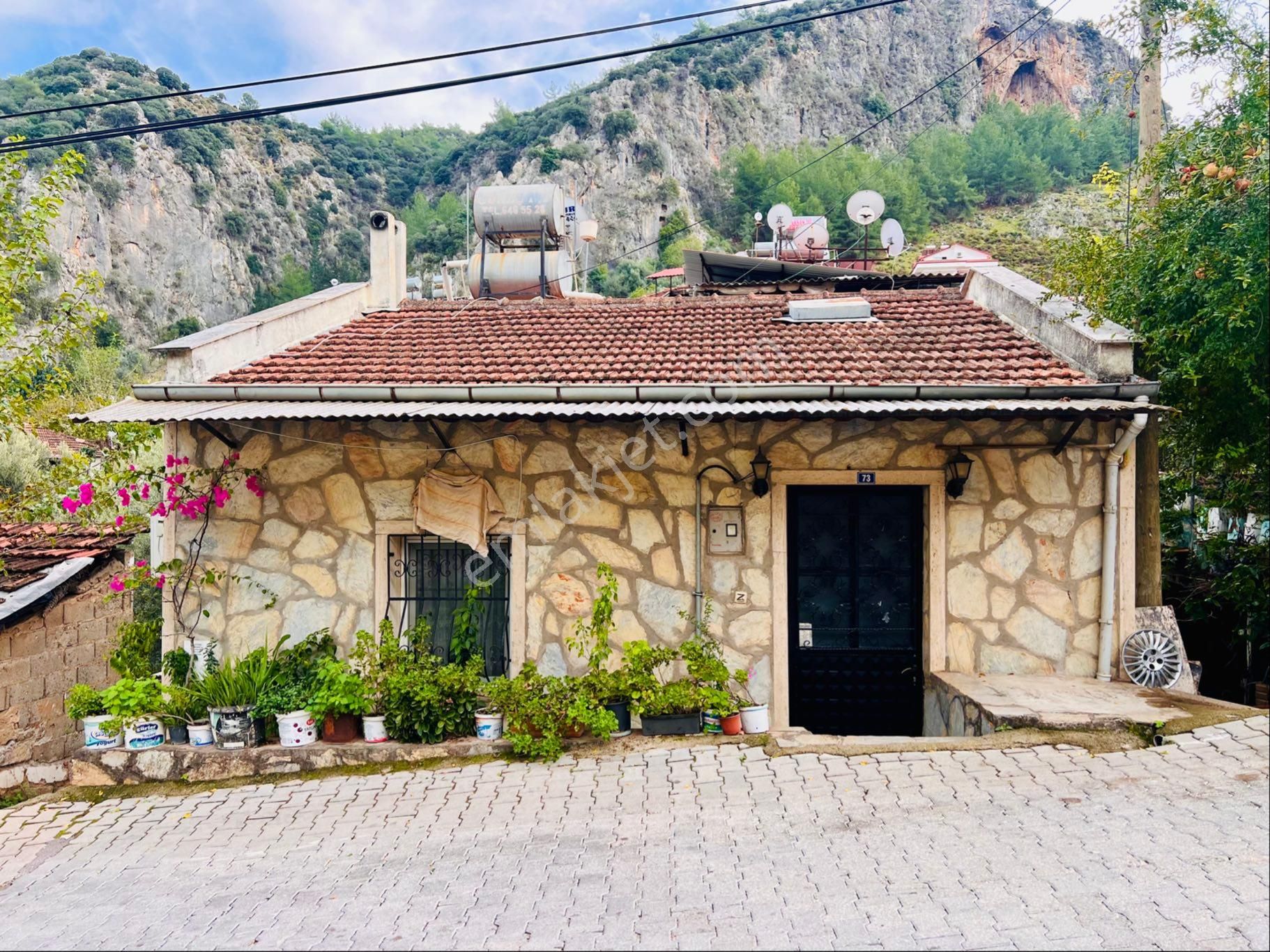 Şahin Gayrimenkul’den Fethiye Tarihi Kral Amintas Kaya Mezarları Bölgesinde Satılık Müstakil Taş Ev