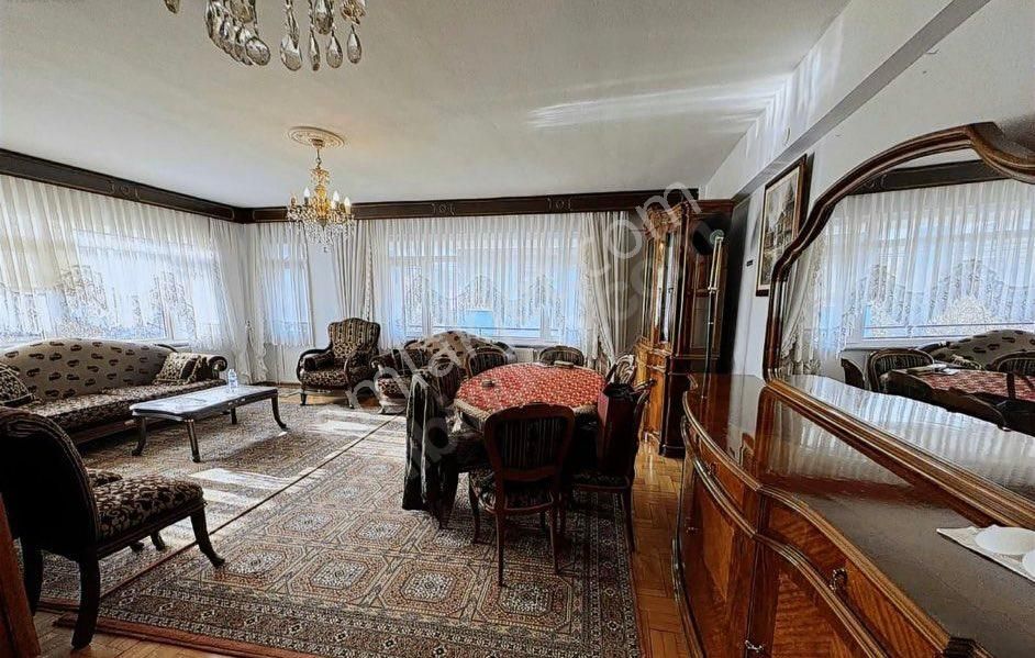 Ataşehir Barbaros Mahallesi Yenisahra Metroya Çok Yakın Ara Kat 3+1