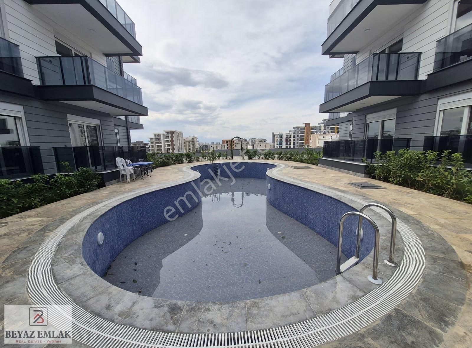 Altıntaş Mh. Havuzlu Sitede Balkonlu Sıfır 1+1 Daire - Görsel 9