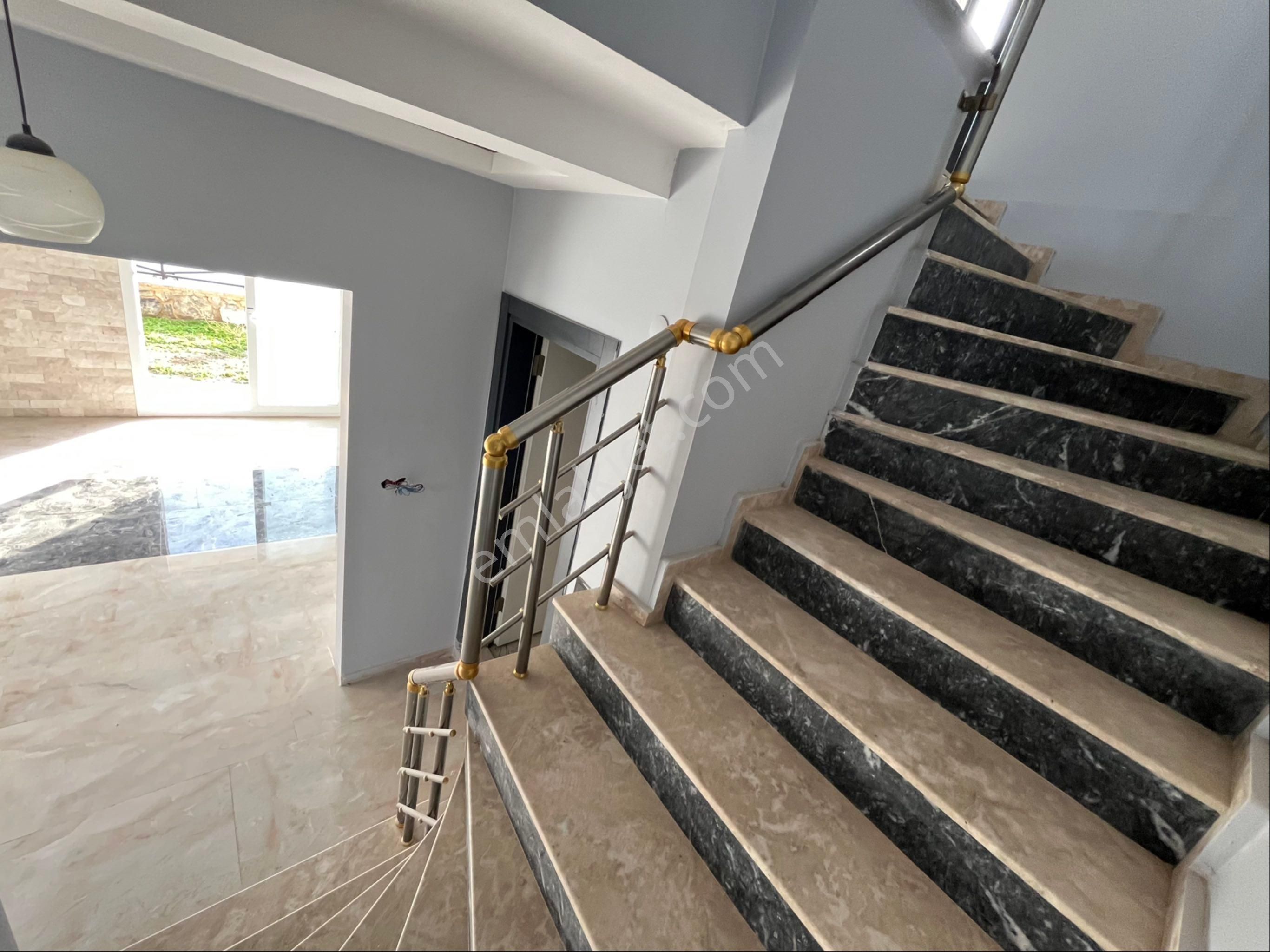 Zirve Gayrimenkul'den Full Deniz Manzaralı Bahçeli Tam Mustakil 4+1 Villa - Görsel 14