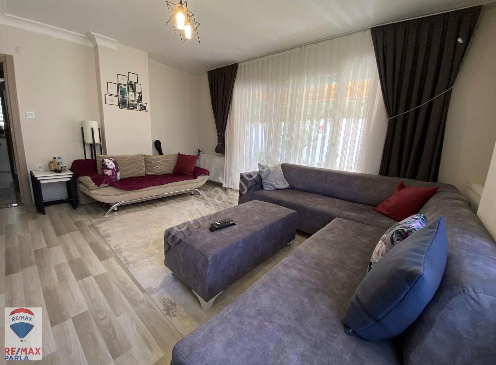 Tramvaya Durağına 50 M Satılık Eşyalı 1+1 - Görsel 4