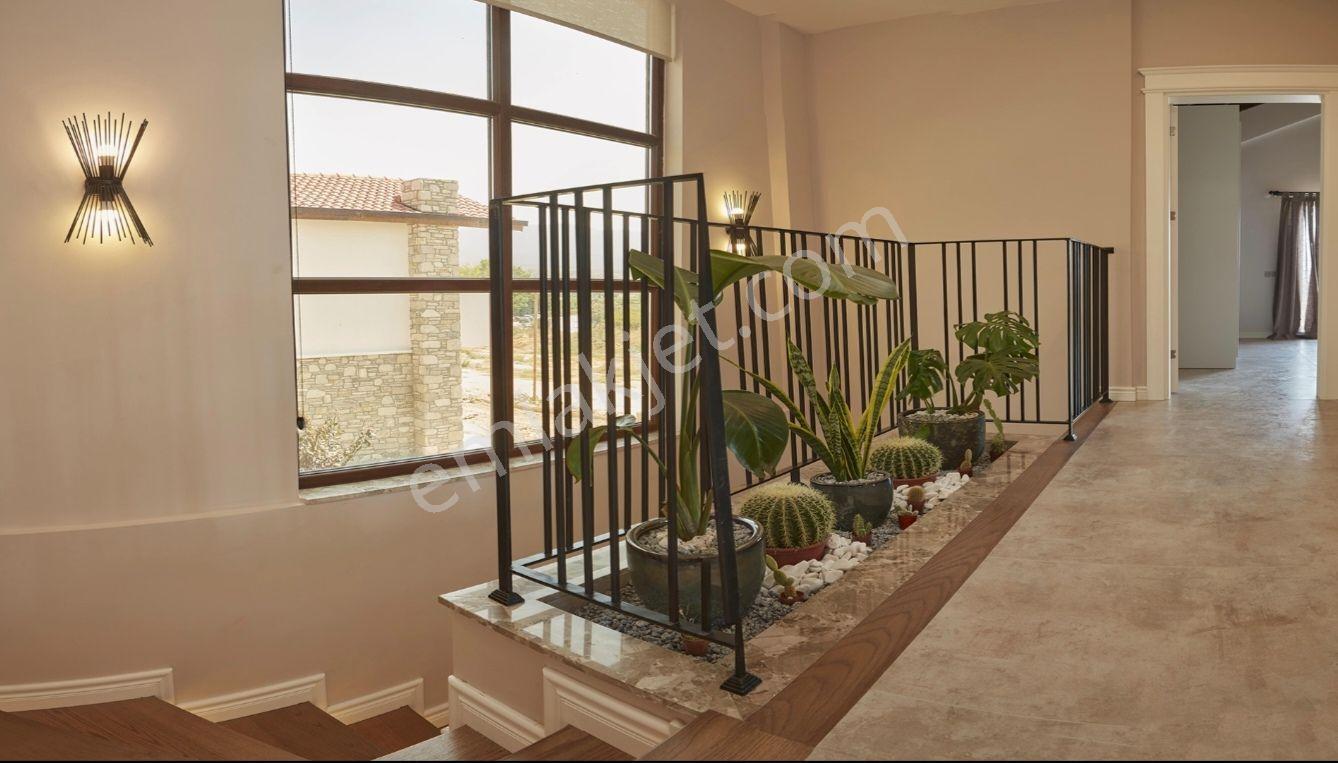 Kuşadası Davutlarda Özel Havuzlu Geniş Bahçeli Satılık Sıfır Villa - Görsel 8