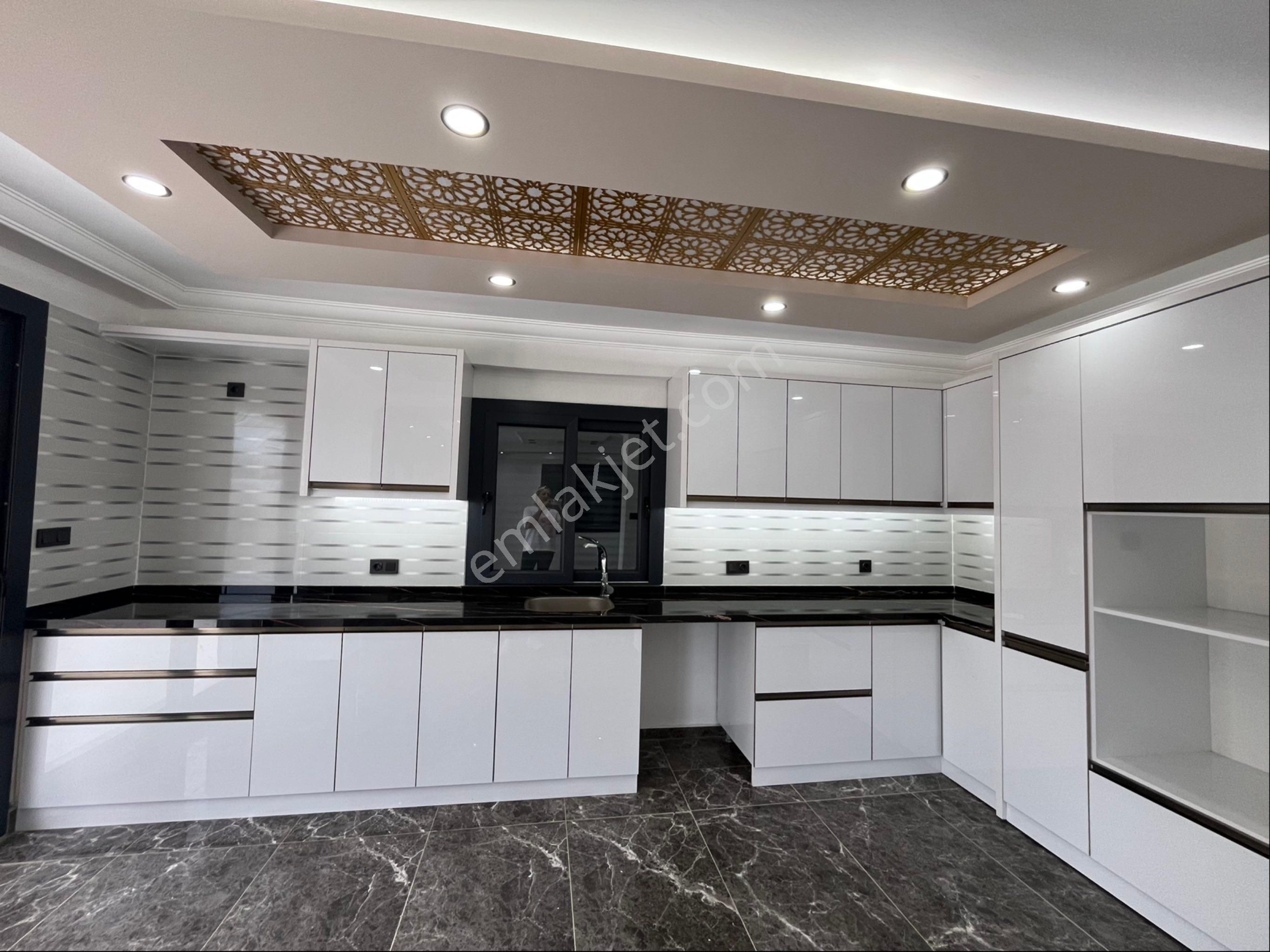Zirve Gayrimenkul'den Köşe Konumda Havuzlu Bahçeli Tam Mustakil 4+1 Villa - Görsel 16
