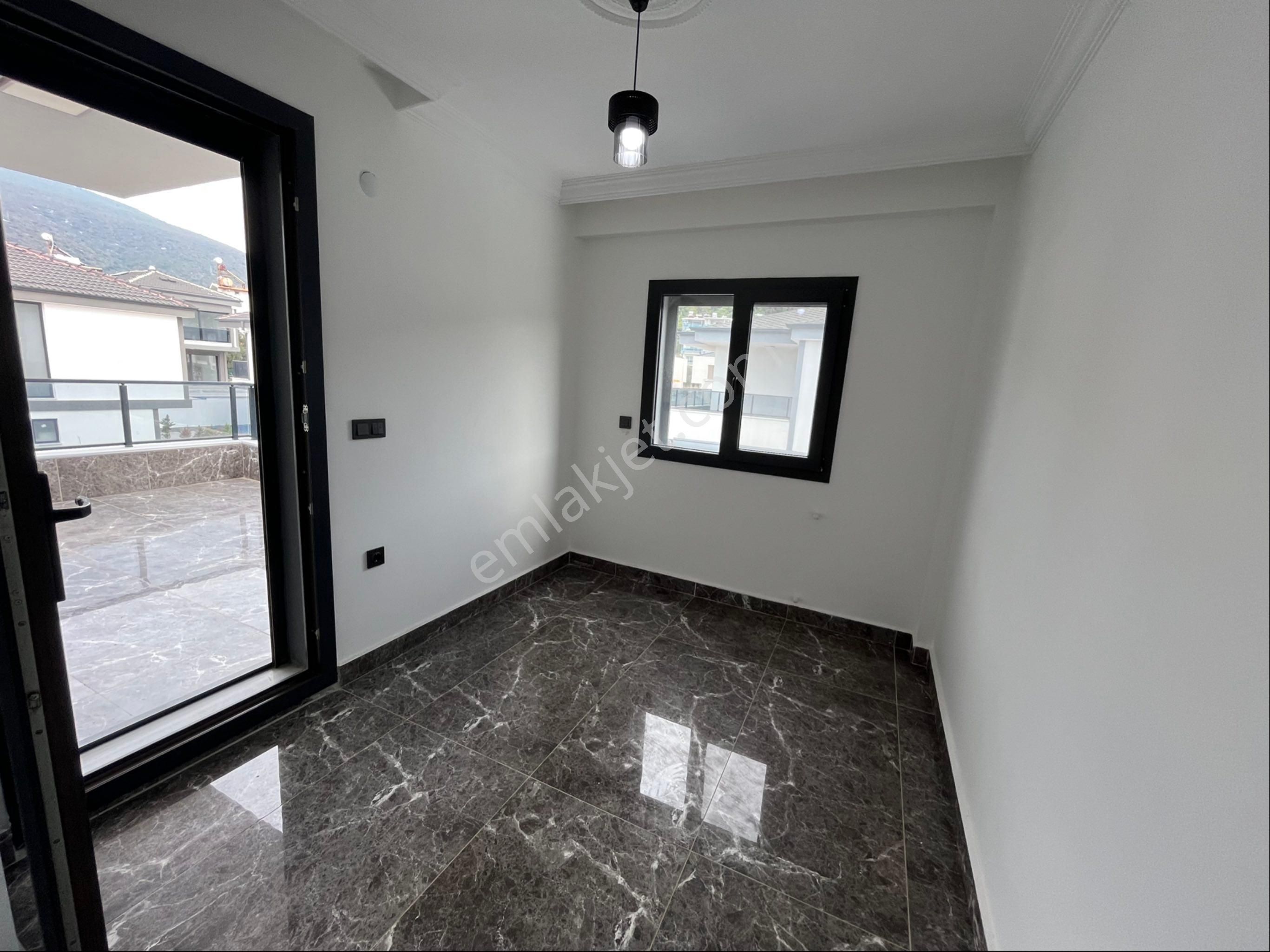 Zirve Gayrimenkul'den Köşe Konumda Havuzlu Bahçeli Tam Mustakil 4+1 Villa - Görsel 30