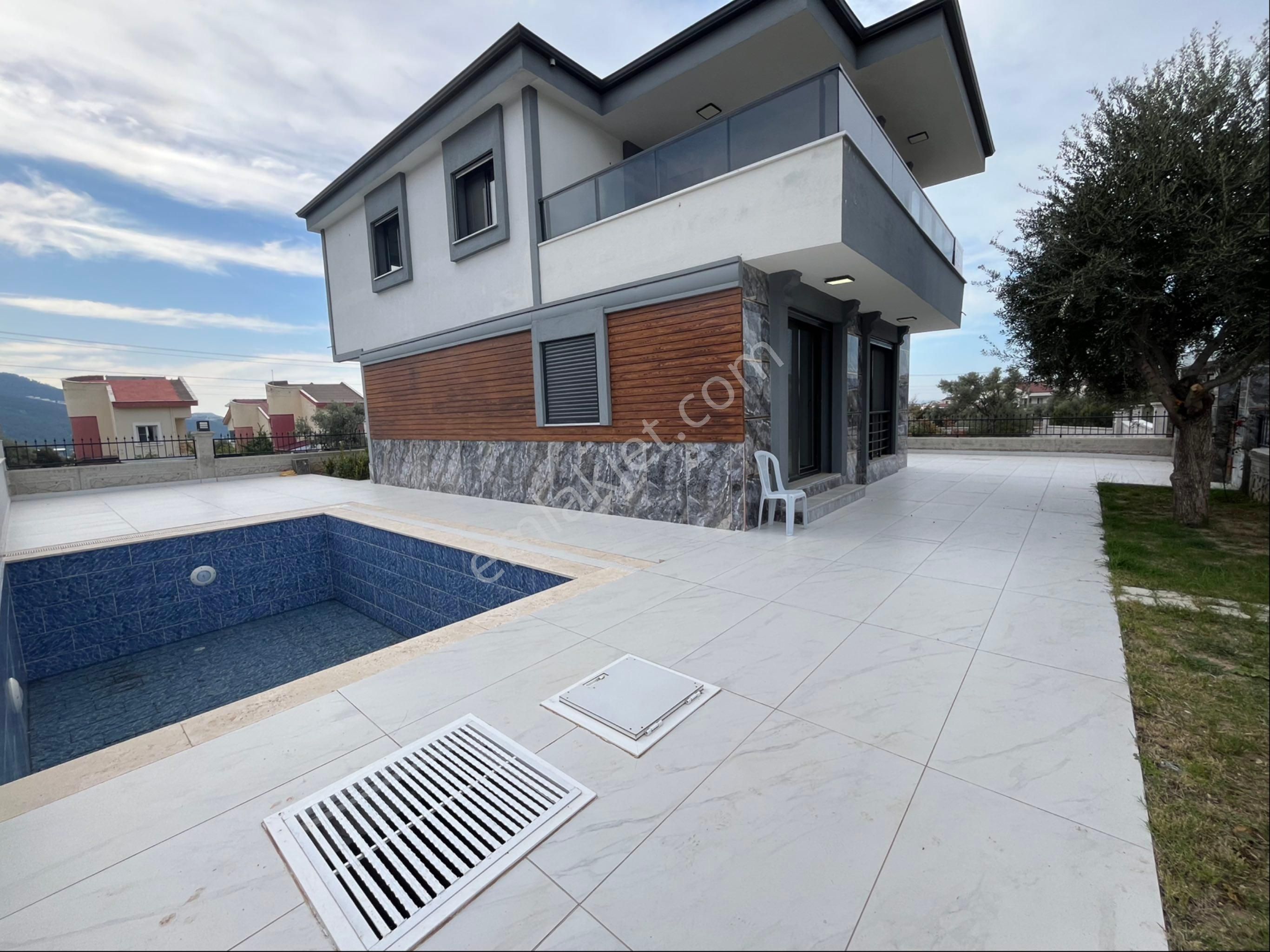 Zirve Gayrimenkul'den Köşe Konumda Havuzlu Bahçeli Tam Mustakil 4+1 Villa - Görsel 3