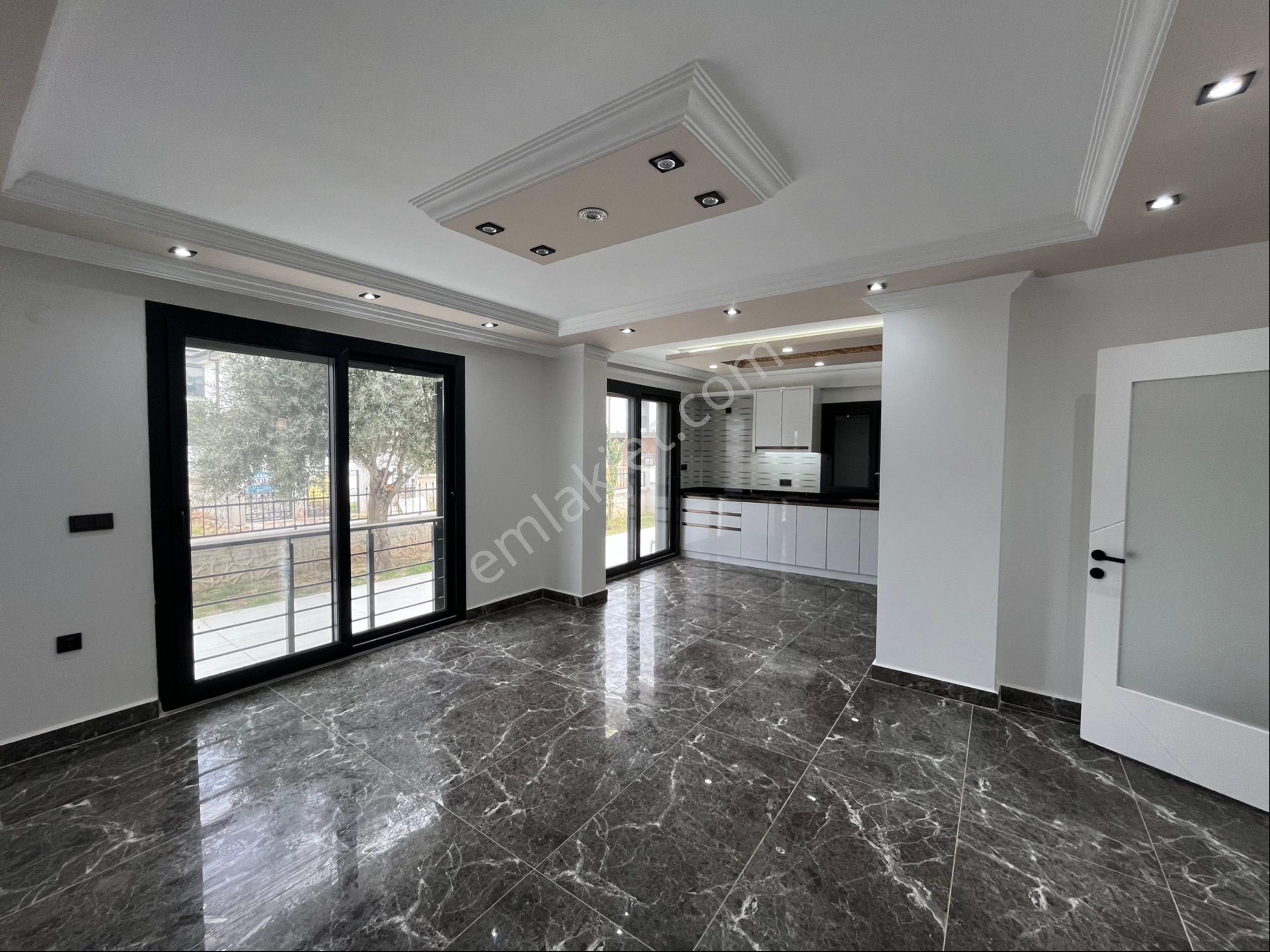Zirve Gayrimenkul'den Köşe Konumda Havuzlu Bahçeli Tam Mustakil 4+1 Villa - Görsel 13