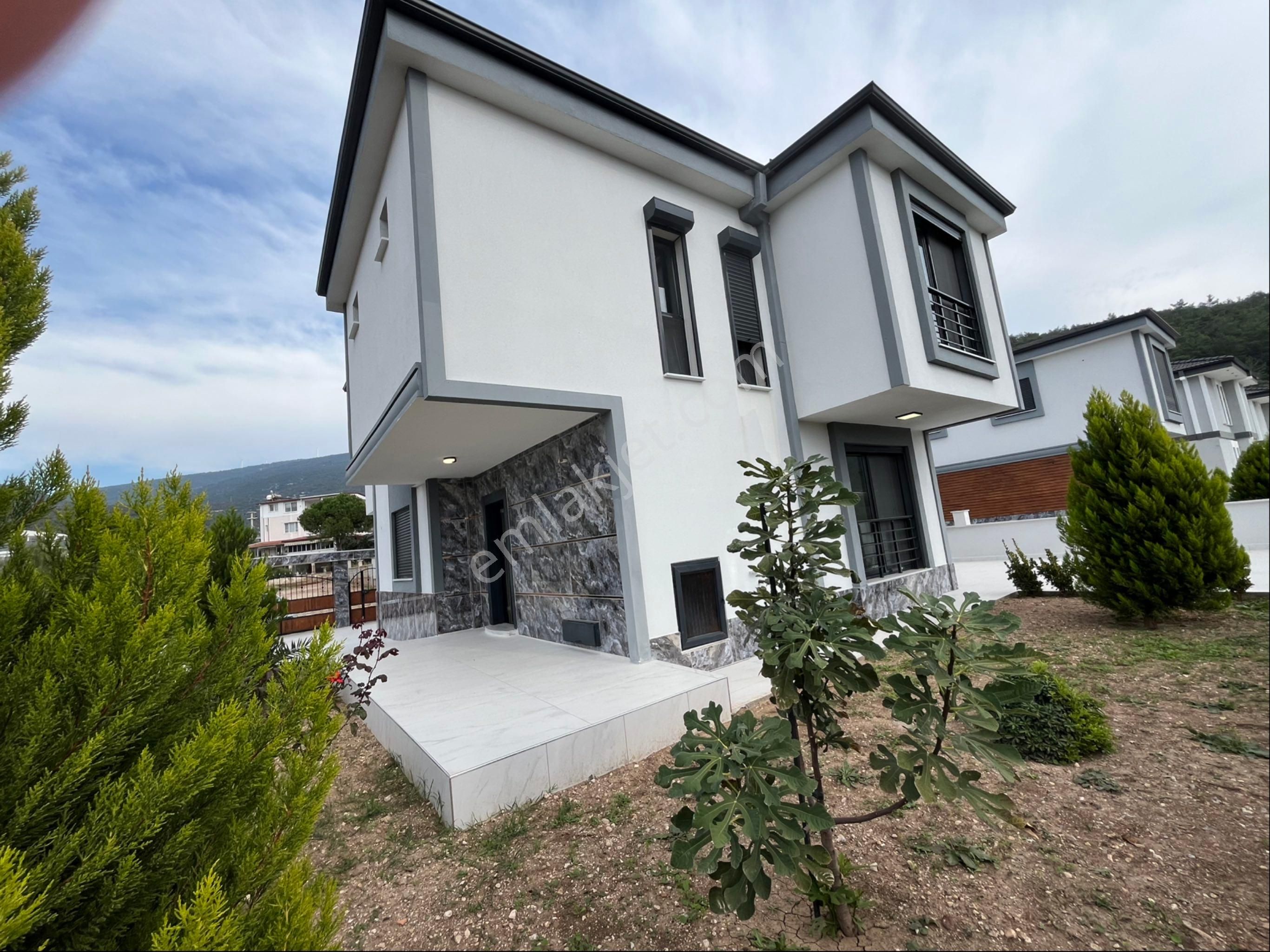 Zirve Gayrimenkul'den Köşe Konumda Havuzlu Bahçeli Tam Mustakil 4+1 Villa - Görsel 4