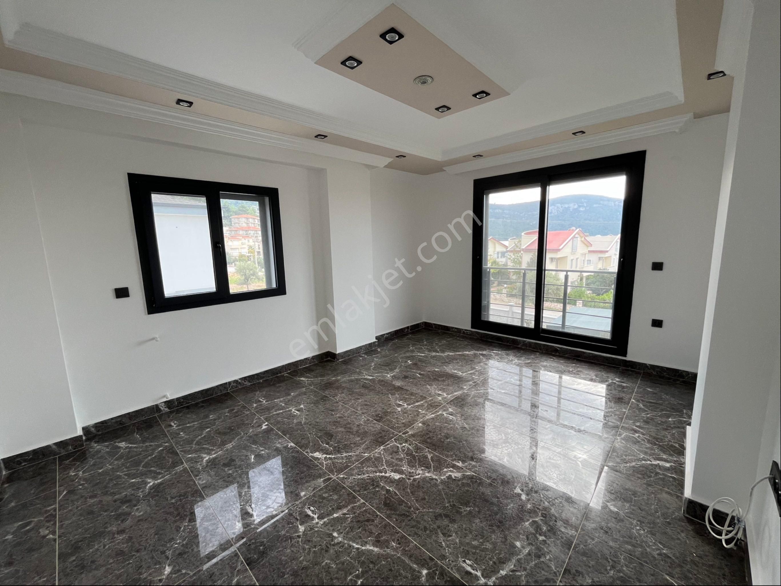 Zirve Gayrimenkul'den Köşe Konumda Havuzlu Bahçeli Tam Mustakil 4+1 Villa - Görsel 24