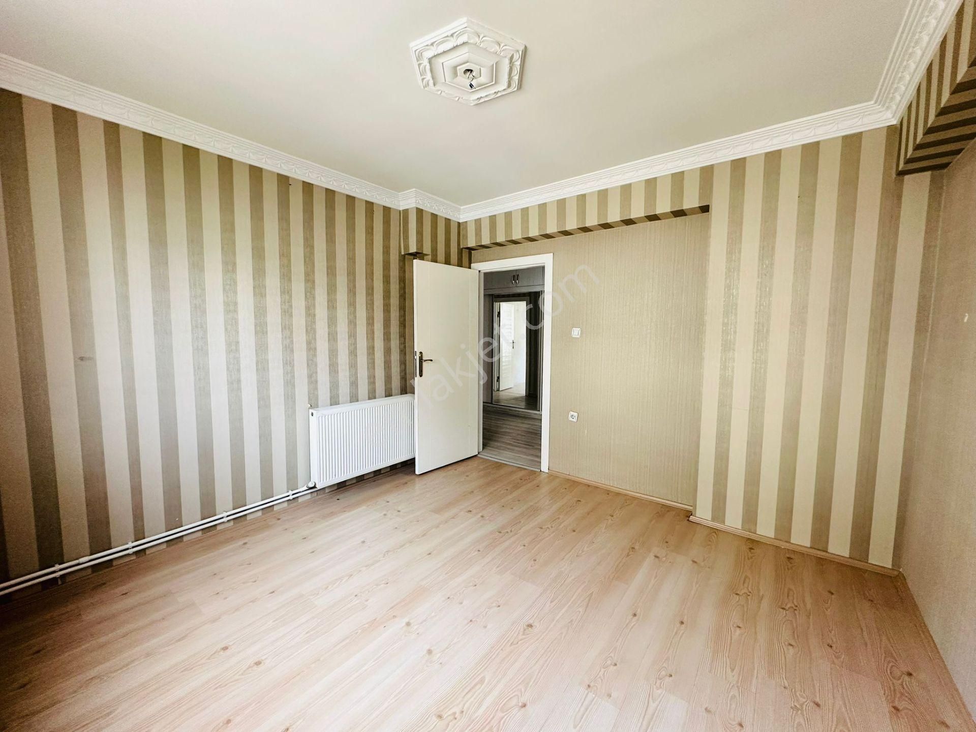 Beşikkaya'da Cadde Üzerinde Asansörlü 3+1 Ara Katta Satılık Daire !! - Görsel 10