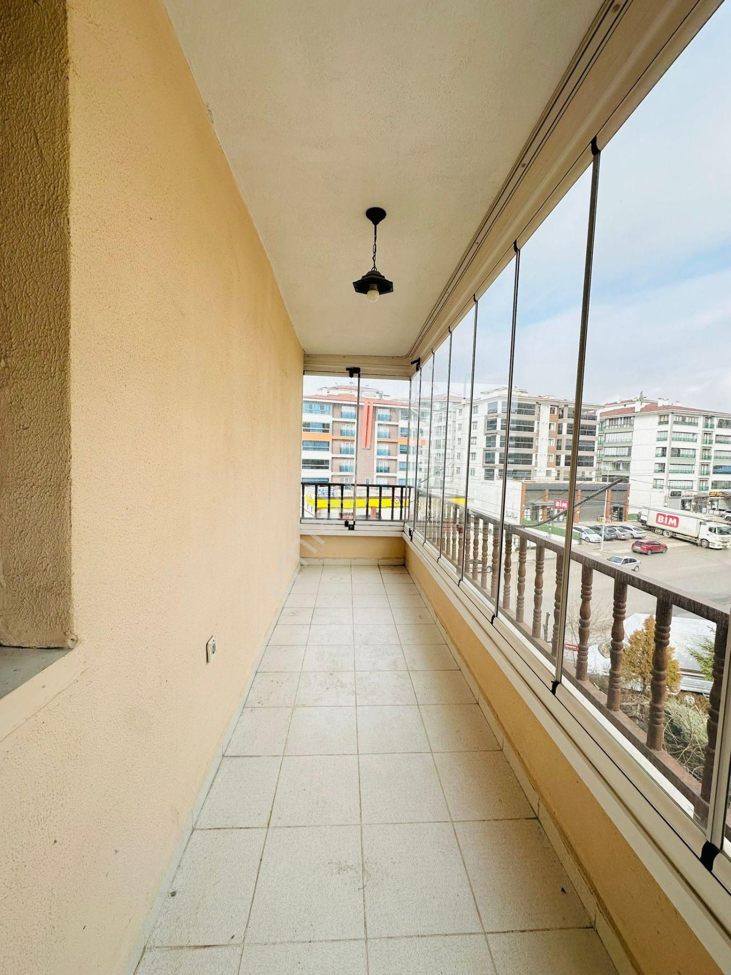 Beşikkaya'da Cadde Üzerinde Asansörlü 3+1 Ara Katta Satılık Daire !! - Görsel 18