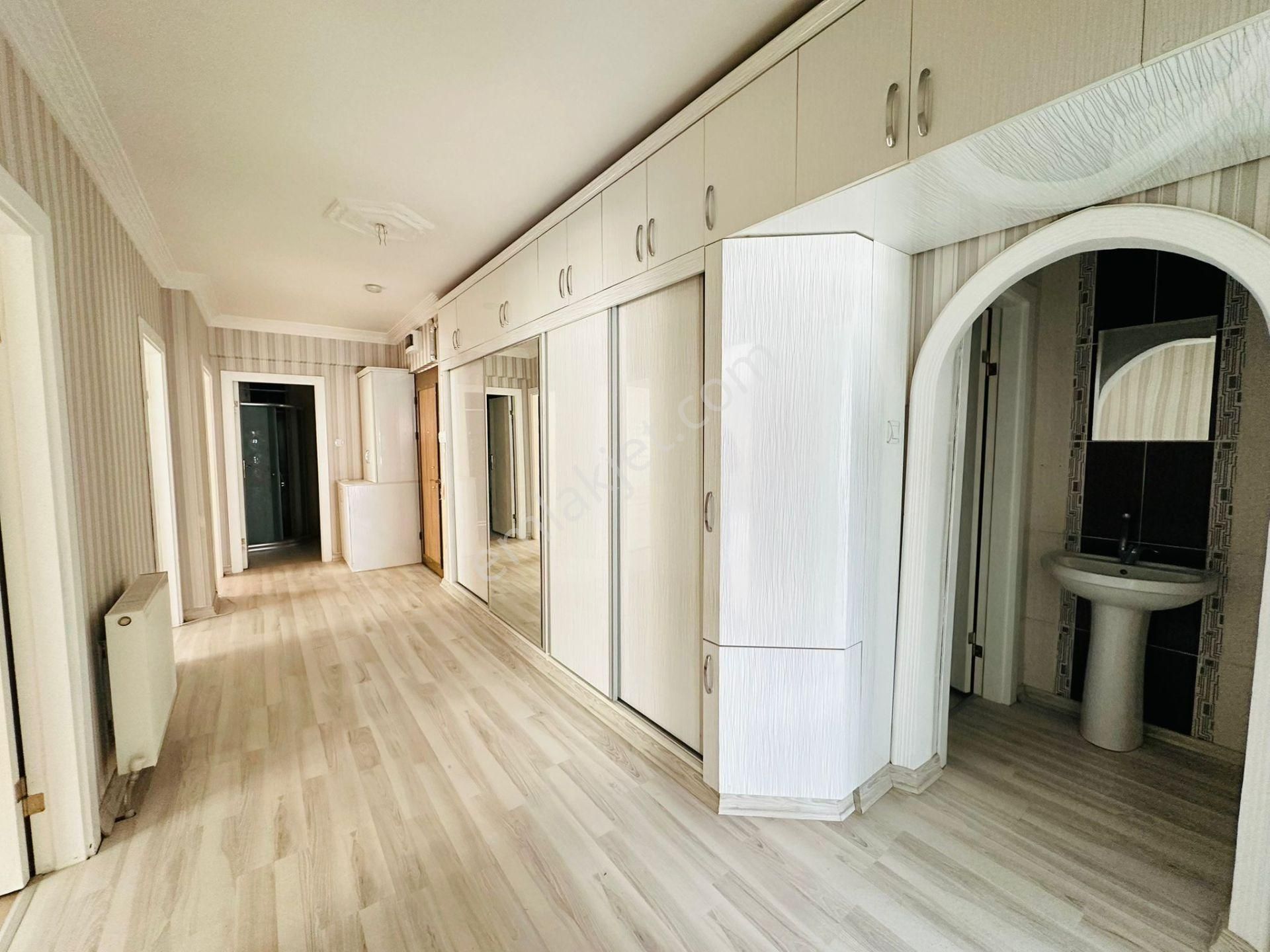 Beşikkaya'da Cadde Üzerinde Asansörlü 3+1 Ara Katta Satılık Daire !! - Görsel 16