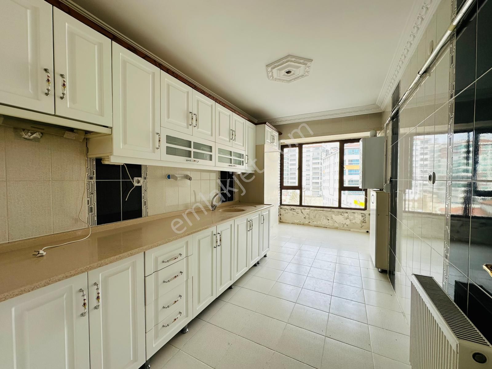 Beşikkaya'da Cadde Üzerinde Asansörlü 3+1 Ara Katta Satılık Daire !! - Görsel 5