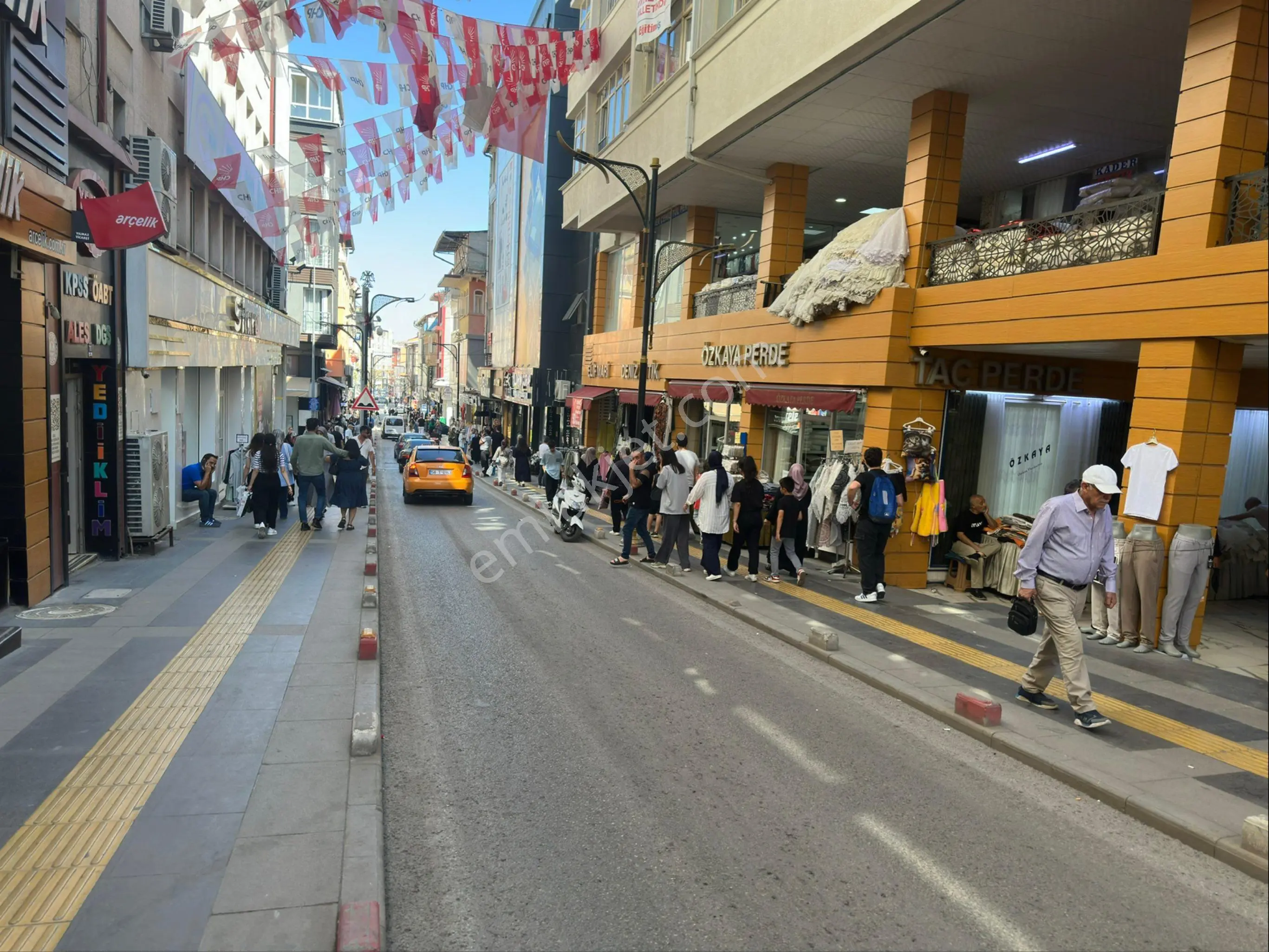 Şahbaz Emlak'tan- Arı Sitesinde Satılık 400 M2 Dükkan
