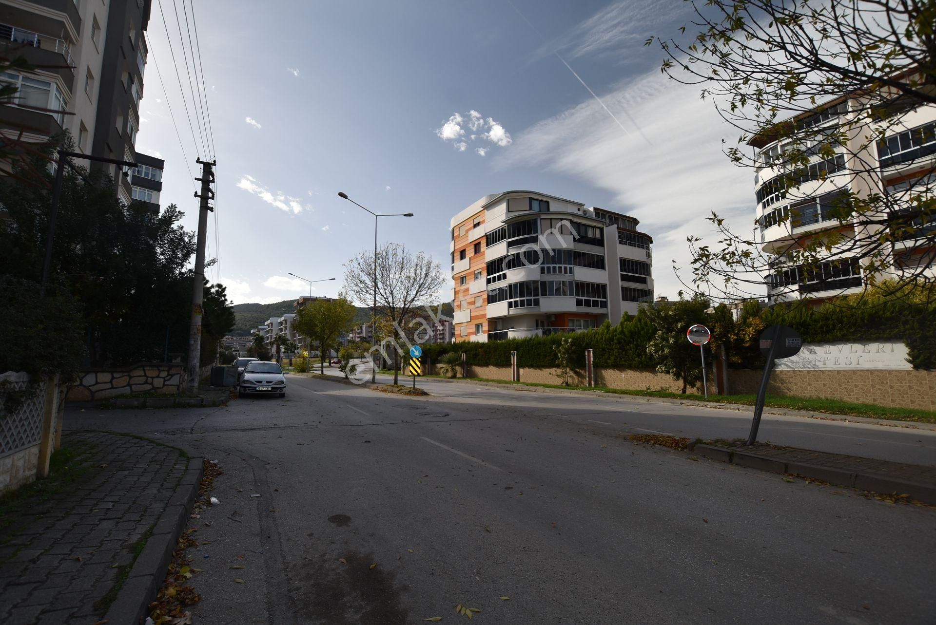 Emin'den Cadde Üstü Ön Bahçeli Mülk