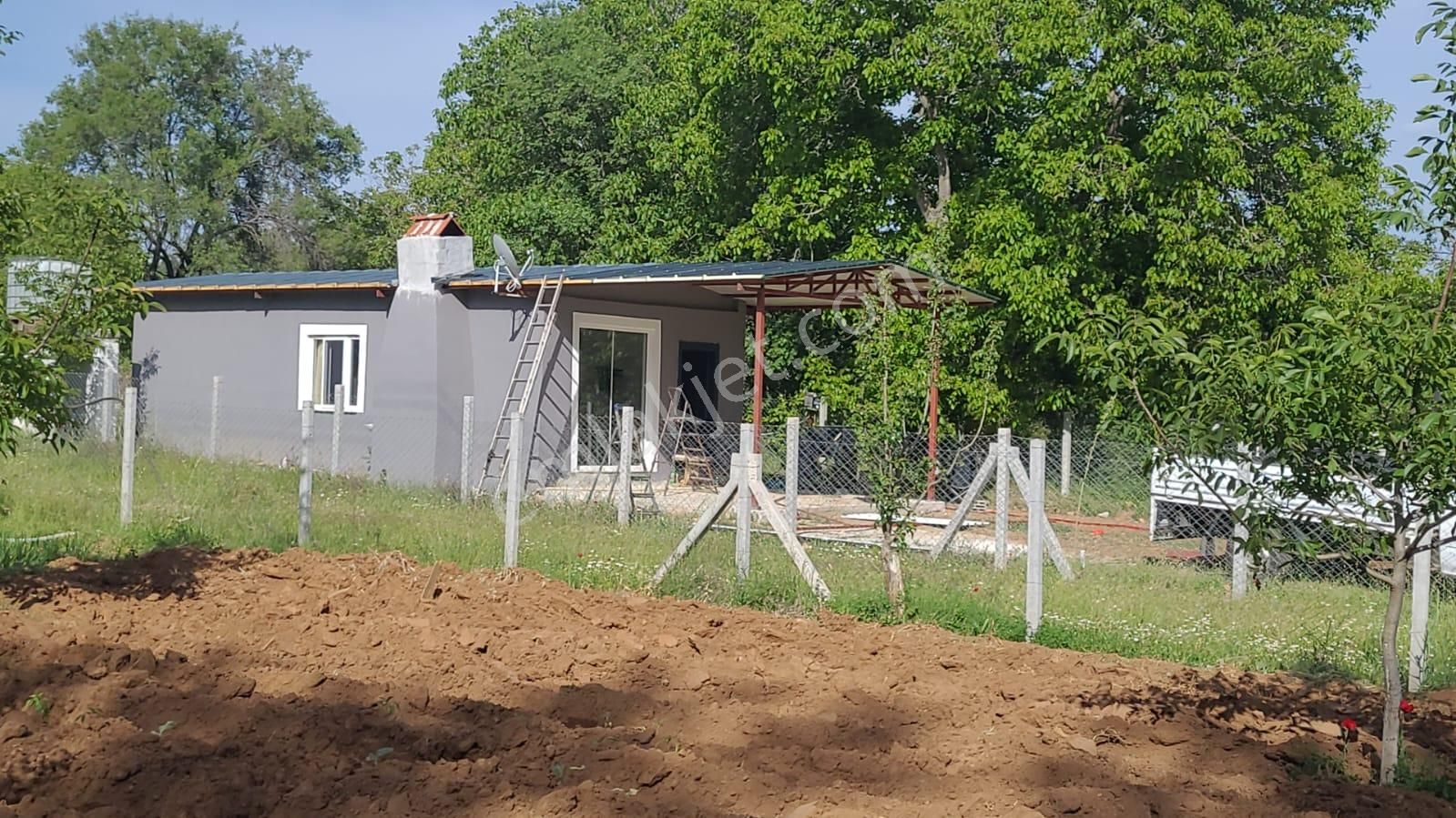 Kaan Emlak Selçukbey Şubesinde Tavas Karahisar Mevkinde Satılık Bahçe Evi