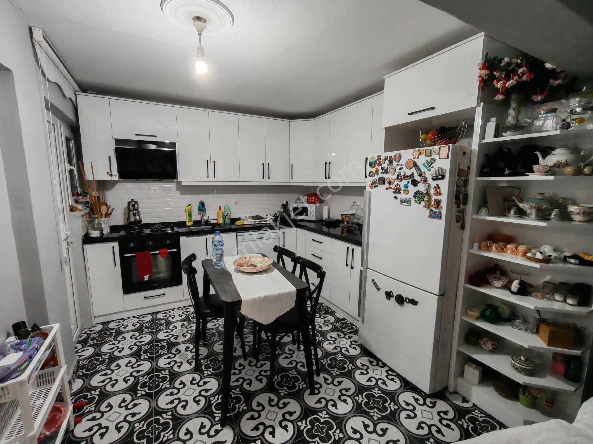 Barış Gayrimenkul'den Umurbey'de Giriş Kat 2+1 Bakımlı Daire. - Görsel 3
