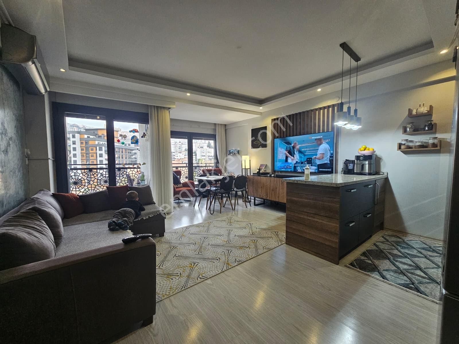 Küçükçiğli’de Anadolu Caddesi Üzerinde, Acil Satılık Manzaralı 2+1 Daire!