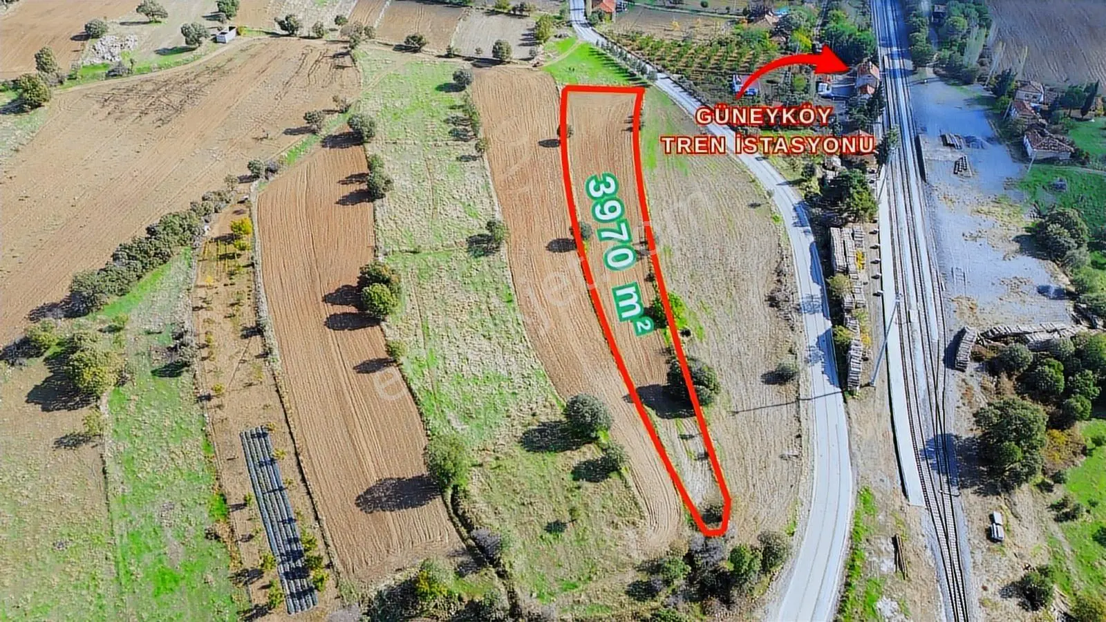 Eşme Güneyköy'de Baraj,yol Ve İstasyon Yakını 3970 M2 Tarla