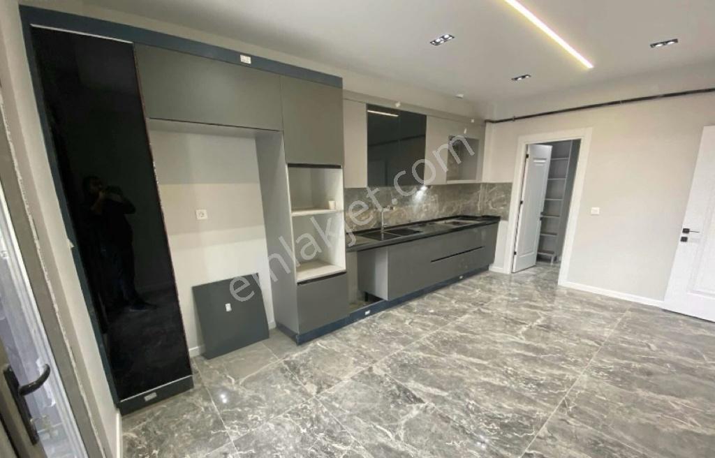 Çamlıca Mahallesinde 3+1 Giyinme Odalı Satılık Daire