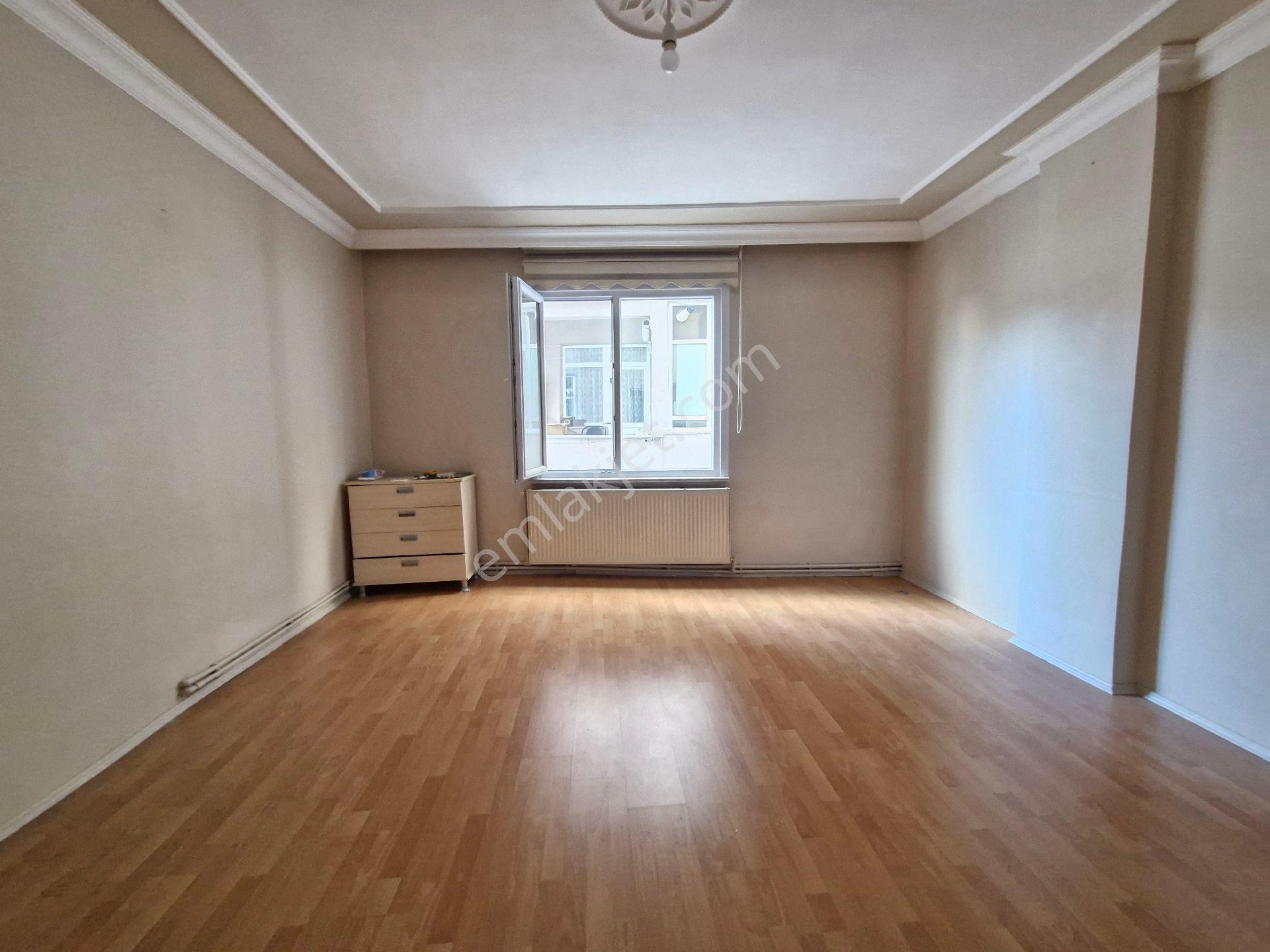 Küçükçemece Yeşilova Mah.satılık Çift Balkonlu 90 M2 Arakat Daire - Görsel 2