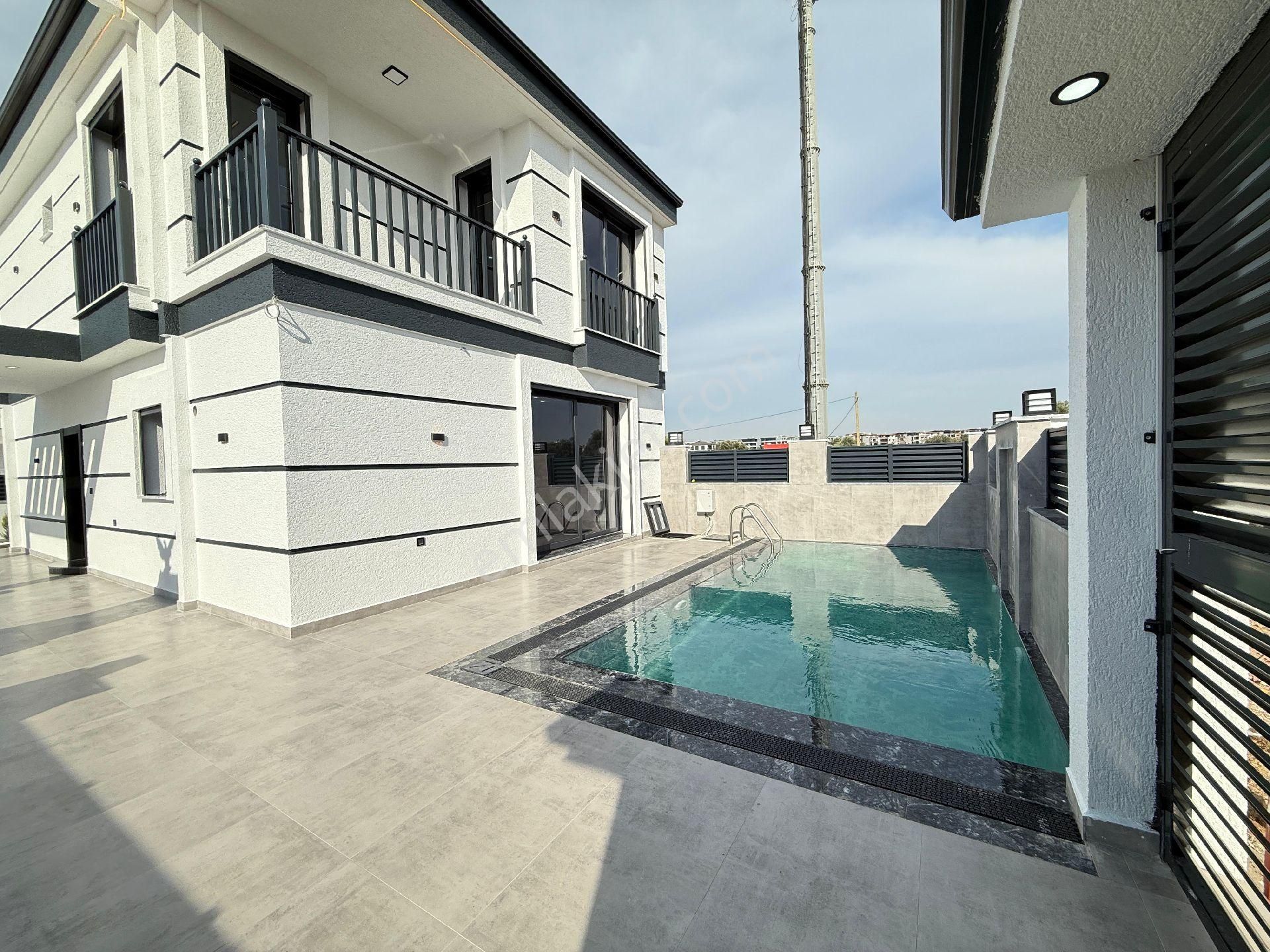 Hisar Mah. Sahile Yürüme Mesafesinde 4+1 Müstakil Havuzlu Satılık Villa