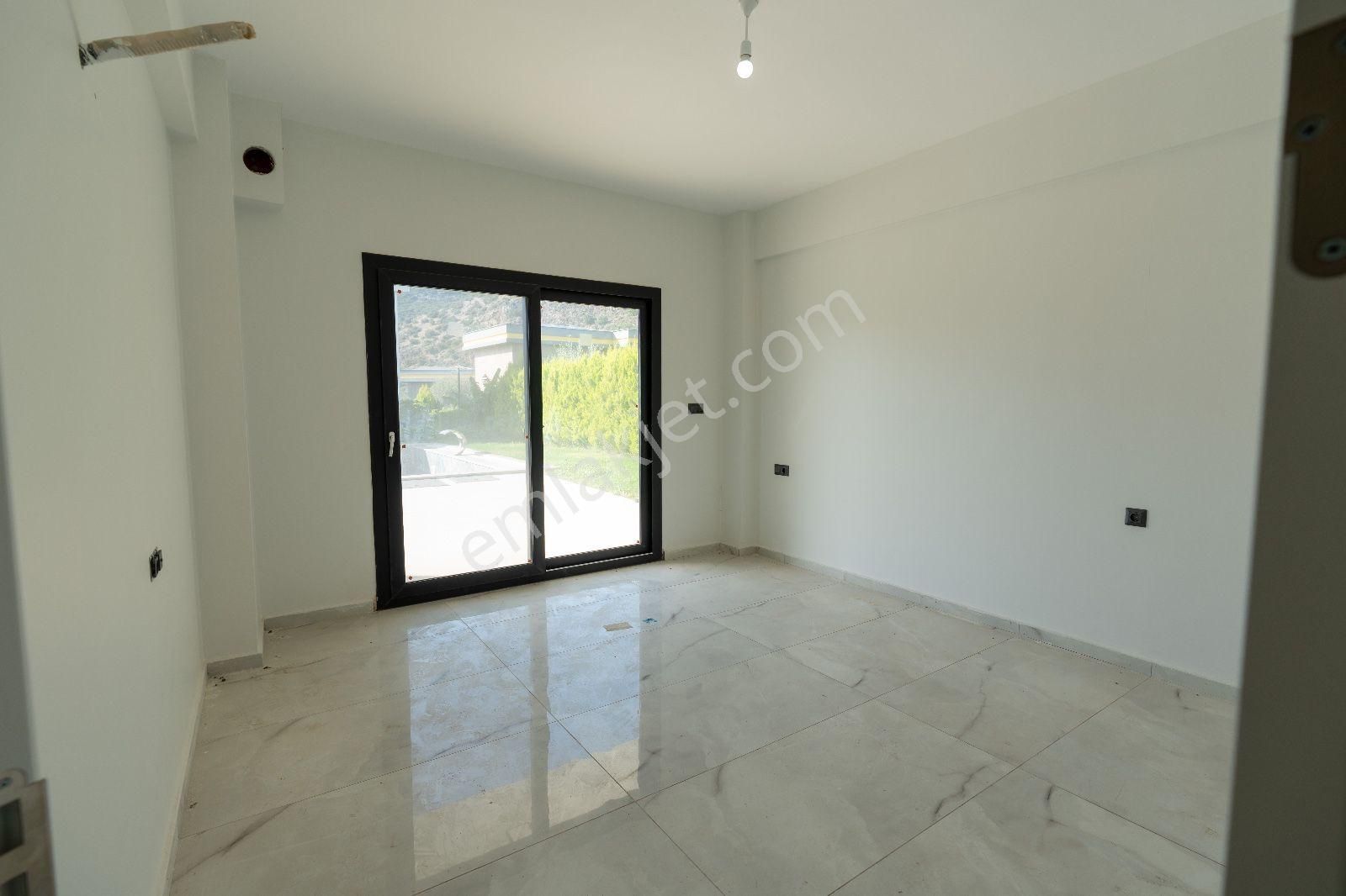 Kuşadasında Avm'lere Yakın Özel Havuzlu 4+1 Bahçeli Villa - Görsel 18