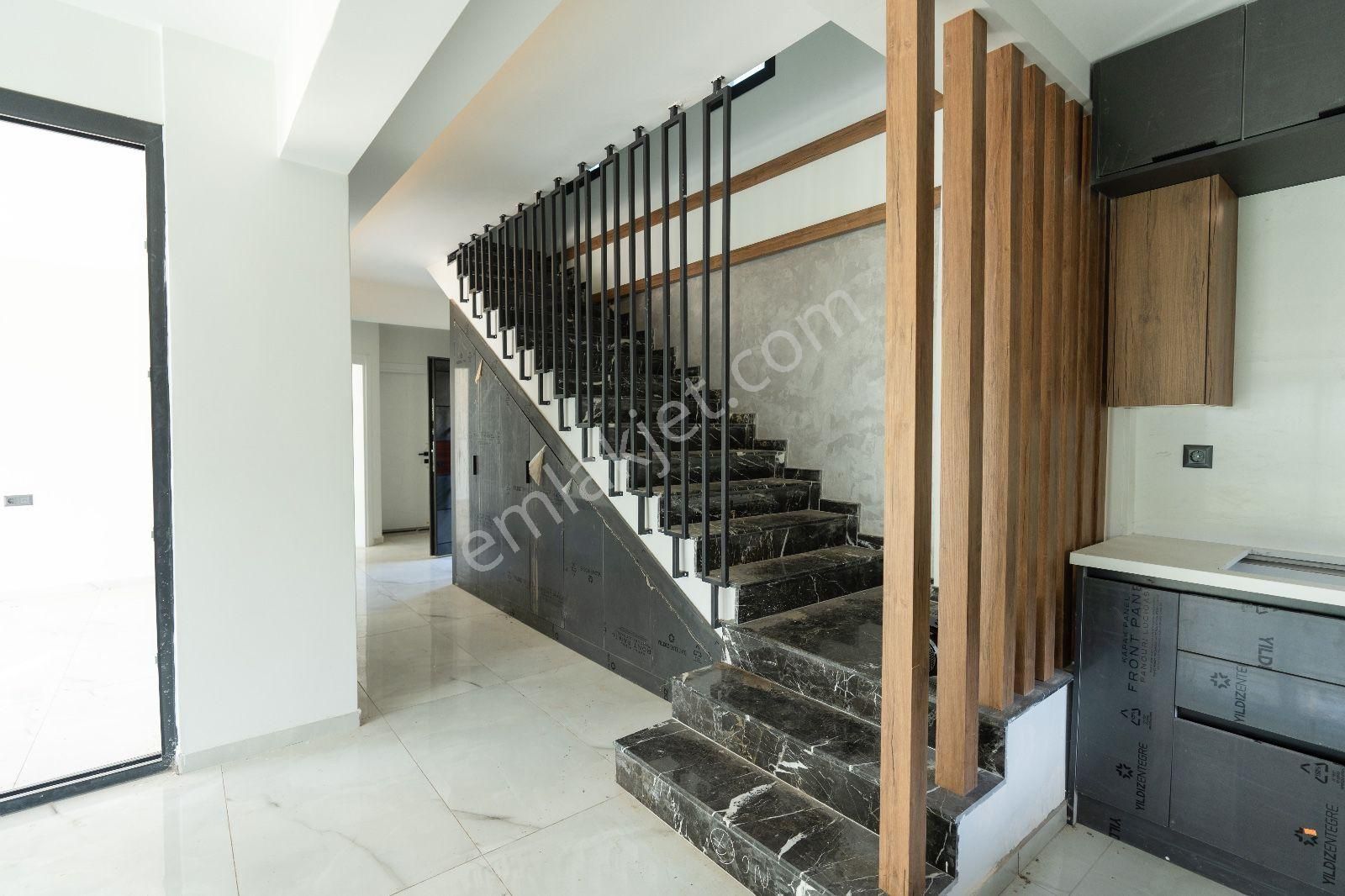 Kuşadasında Avm'lere Yakın Özel Havuzlu 4+1 Bahçeli Villa - Görsel 9