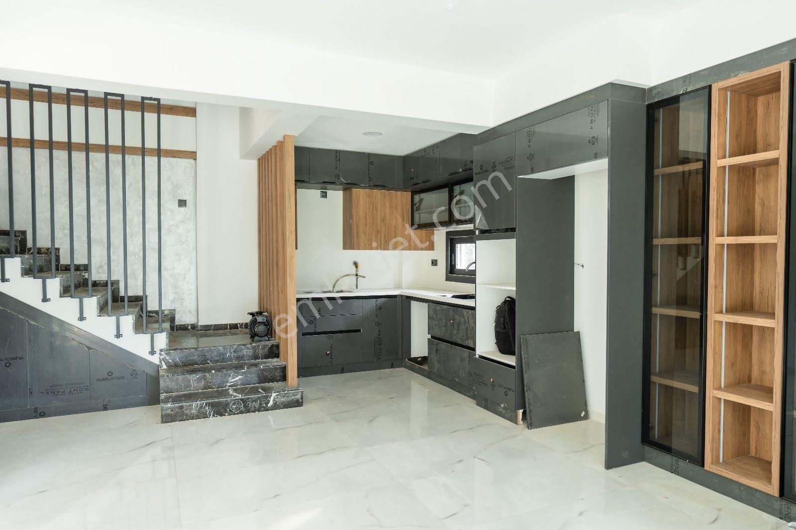 Kuşadasında Avm'lere Yakın Özel Havuzlu 4+1 Bahçeli Villa - Görsel 6