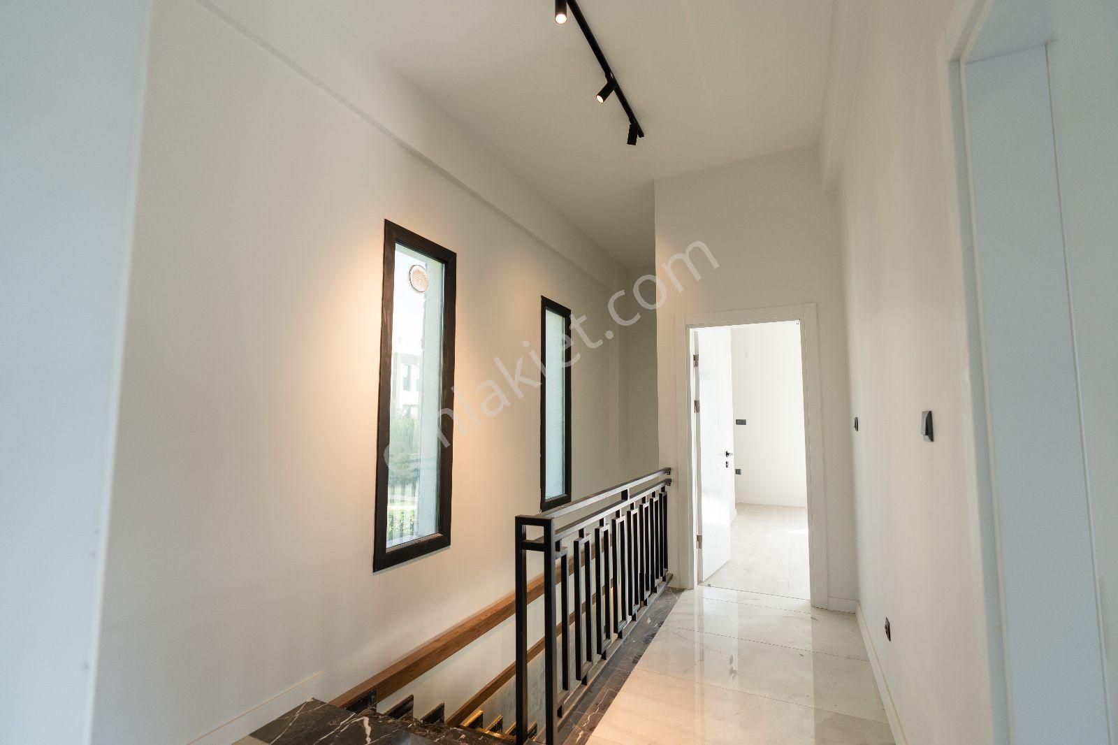 Kuşadasında Avm'lere Yakın Özel Havuzlu 4+1 Bahçeli Villa - Görsel 21