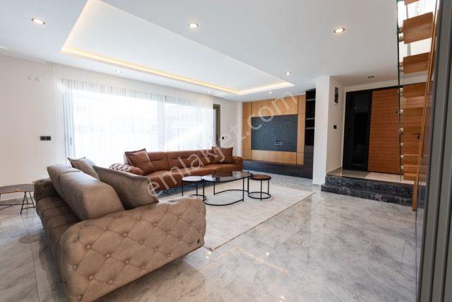 Kuşadası Soğucak Sahilde Denize Yakın Özel Havuzlu 4+1 Villa - Görsel 13