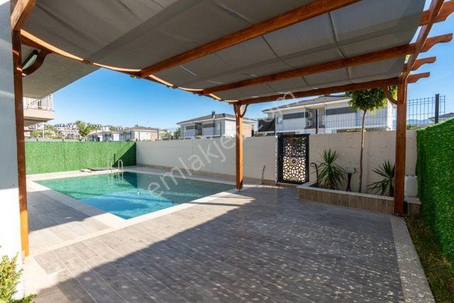Kuşadası Soğucak Sahilde Denize Yakın Özel Havuzlu 4+1 Villa - Görsel 8