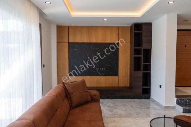 Kuşadası Soğucak Sahilde Denize Yakın Özel Havuzlu 4+1 Villa - Görsel 15