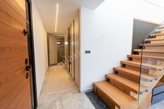 Kuşadası Soğucak Sahilde Denize Yakın Özel Havuzlu 4+1 Villa - Görsel 18