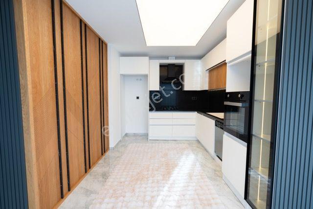 Kuşadası Soğucak Sahilde Denize Yakın Özel Havuzlu 4+1 Villa - Görsel 9