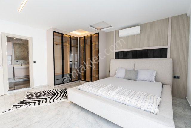 Kuşadası Soğucak Sahilde Denize Yakın Özel Havuzlu 4+1 Villa - Görsel 32