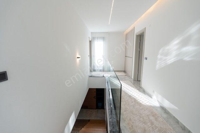 Kuşadası Soğucak Sahilde Denize Yakın Özel Havuzlu 4+1 Villa - Görsel 21