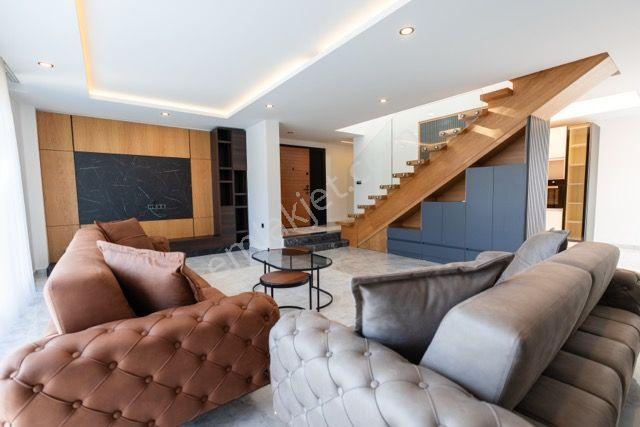 Kuşadası Soğucak Sahilde Denize Yakın Özel Havuzlu 4+1 Villa - Görsel 19