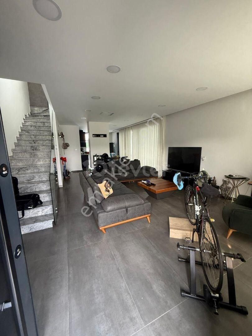 Lefkoşa Yenikent Bölgesinde Kiralık 3+1 Full Eşyalı Duplex Havuzlu Villa Kirası İse £2.500 Den - Görsel 3