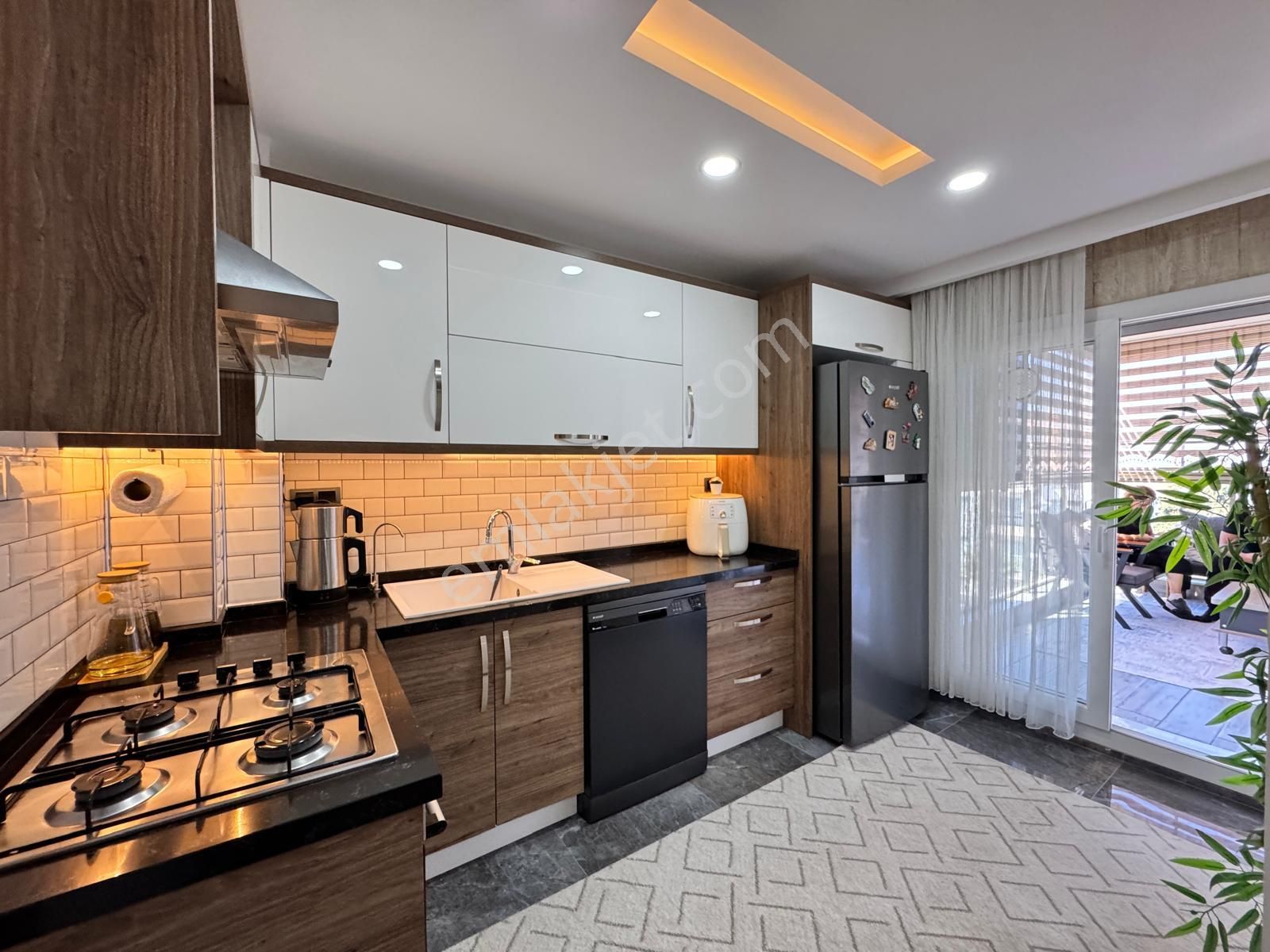 Kuşadası'nda 160m2 Çok Geniş Kapalı Mutfaklı Özel Satılık Daire - Görsel 14