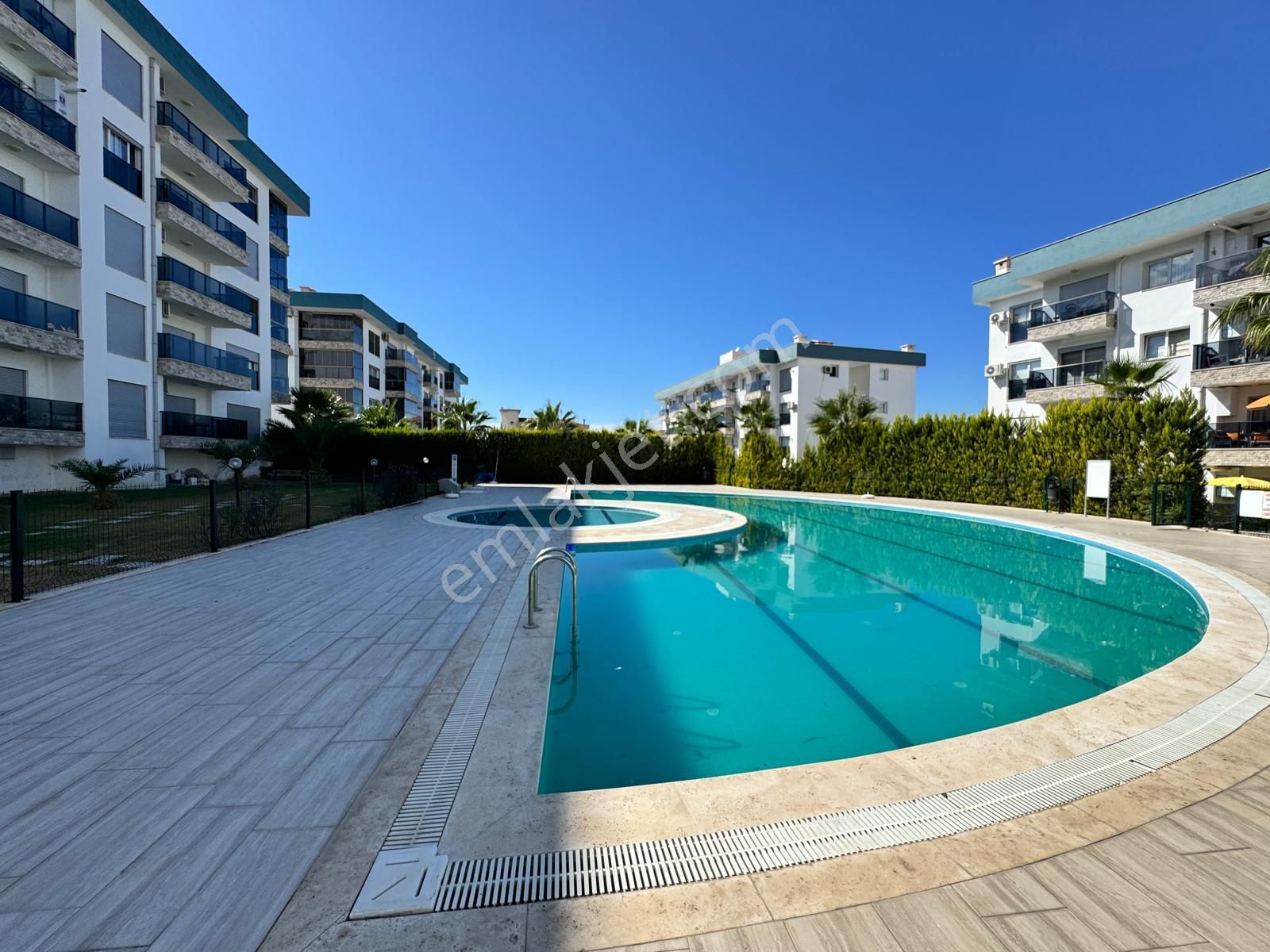 Kuşadası'nda 160m2 Çok Geniş Kapalı Mutfaklı Özel Satılık Daire - Görsel 6