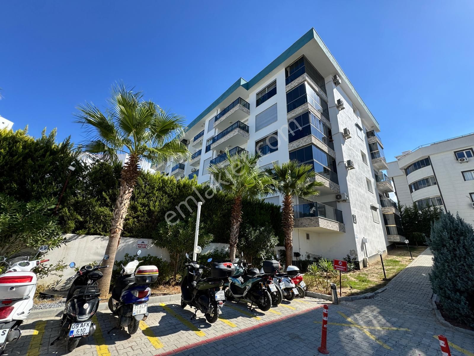 Kuşadası'nda 160m2 Çok Geniş Kapalı Mutfaklı Özel Satılık Daire - Görsel 3